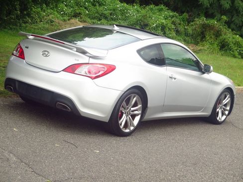 Used 2011 Hyundai Genesis 3.8 RWD image 24