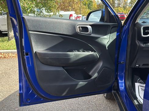 Used 2023 Hyundai Venue SEL image 11