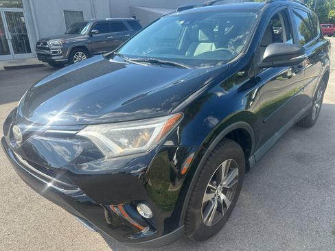 Used 2018 Toyota RAV4 XLE AWD/4WD image 3