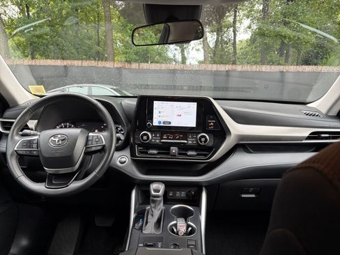 Used 2025 Toyota Highlander LE FWD image 30