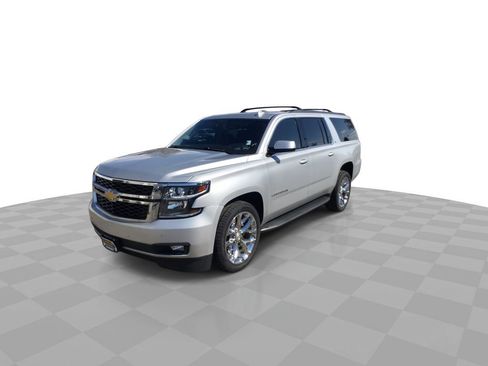 Used 2017 Chevrolet Suburban LT image 4