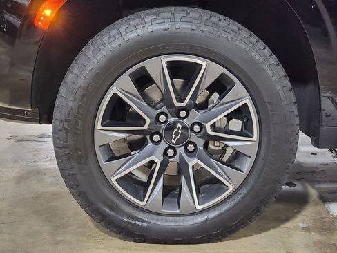 Used 2023 Chevrolet Suburban Z71 w/ Luxury Package AWD/4WD image 28