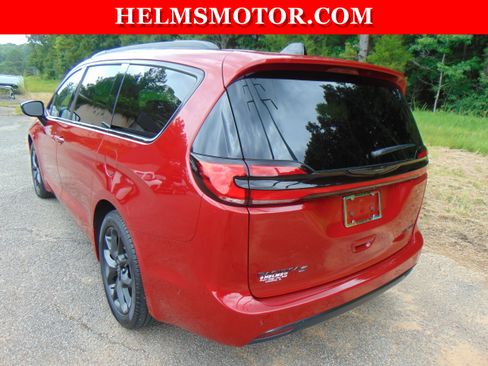 Certified 2025 Chrysler Pacifica Limited FWD image 10