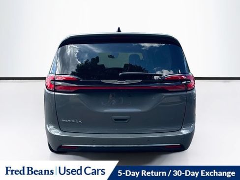 Used 2023 Chrysler Pacifica Touring-L FWD image 8