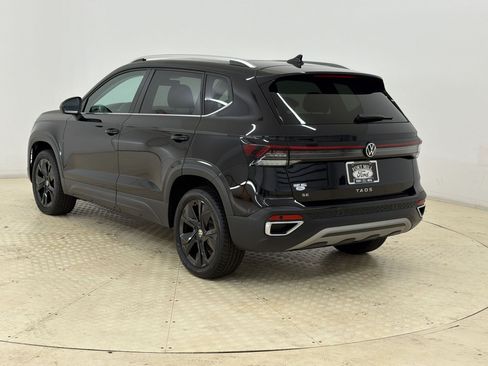Used 2025 Volkswagen Taos SE w/ Panoramic Sunroof Package FWD image 3