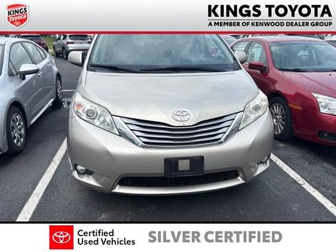 Used 2017 Toyota Sienna XLE Premium FWD image 3