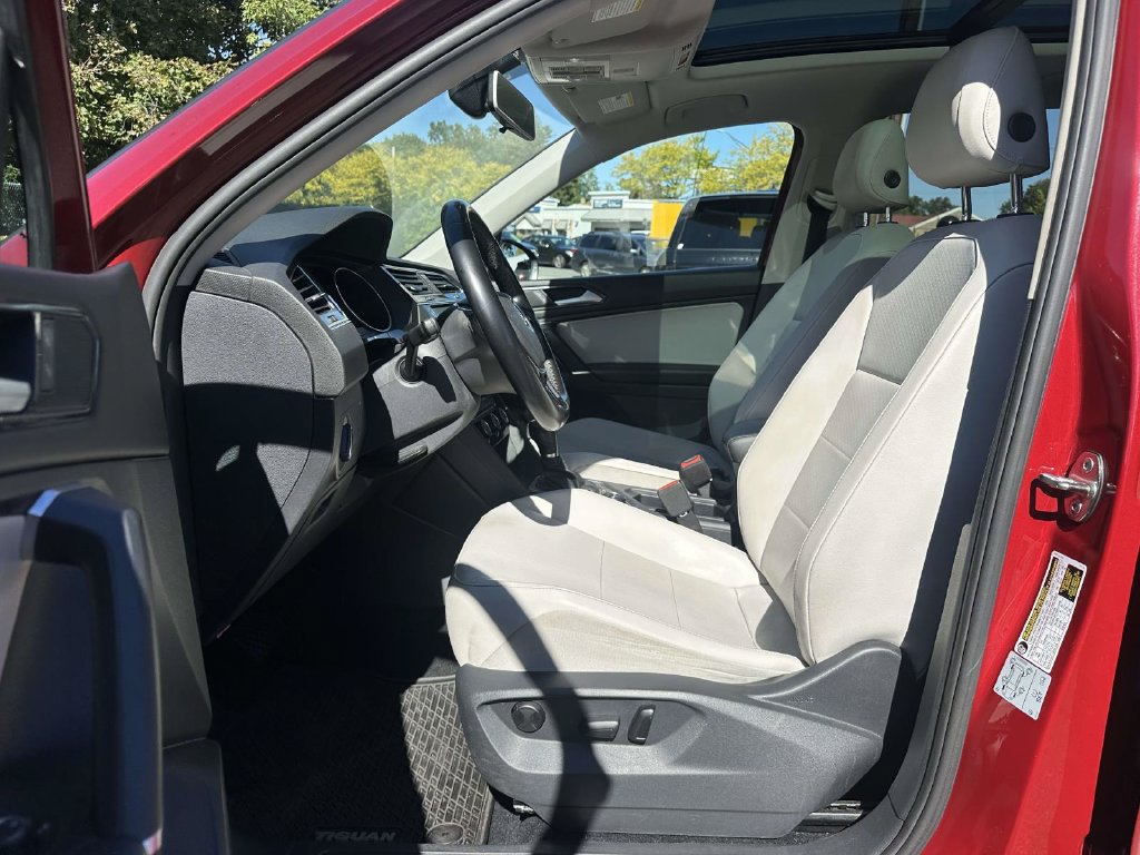 Used 2018 Volkswagen Tiguan SE w/ Panoramic Sunroof Package AWD/4WD image 13