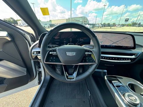 Certified 2025 Cadillac Lyriq Luxury AWD/4WD image 18