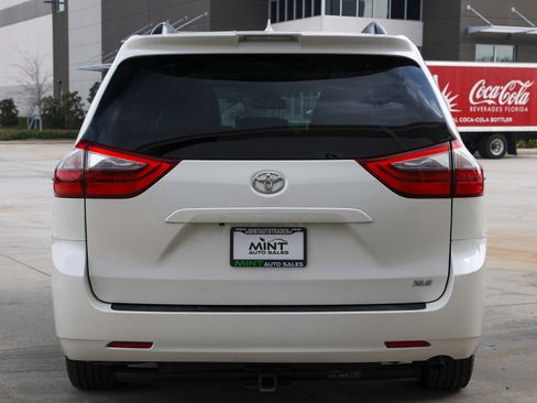 Used 2020 Toyota Sienna XLE image 14