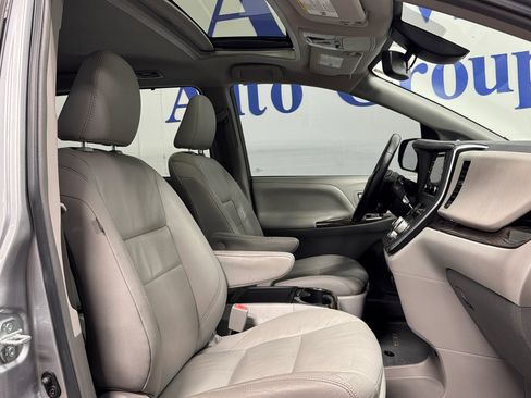 Used 2018 Toyota Sienna XLE Premium image 12