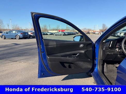 Used 2023 Hyundai Elantra SE w/ Preferred Accessory Package image 26