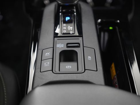 Used 2024 Toyota Prius XLE AWD/4WD image 18
