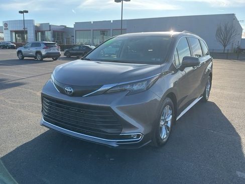 Used 2024 Toyota Sienna XLE image 1