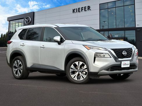 Used 2023 Nissan Rogue SV image 2