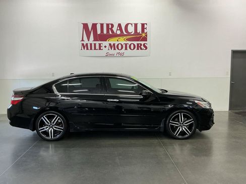 Used 2016 Honda Accord Touring image 6
