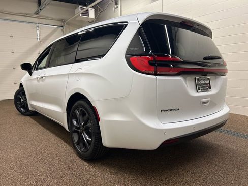 New 2026 Chrysler Pacifica Select FWD image 4