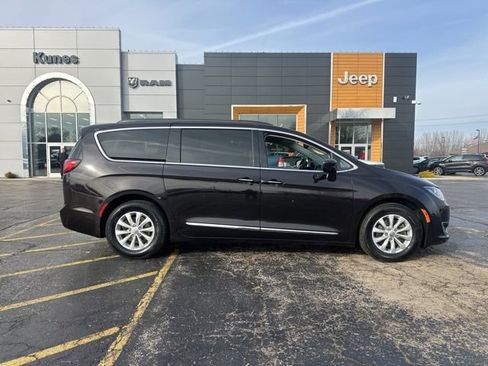 Used 2017 Chrysler Pacifica Touring-L image 3