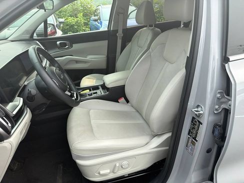 Certified 2024 Kia Sorento S w/ Panoramic Sunroof Package AWD/4WD image 9