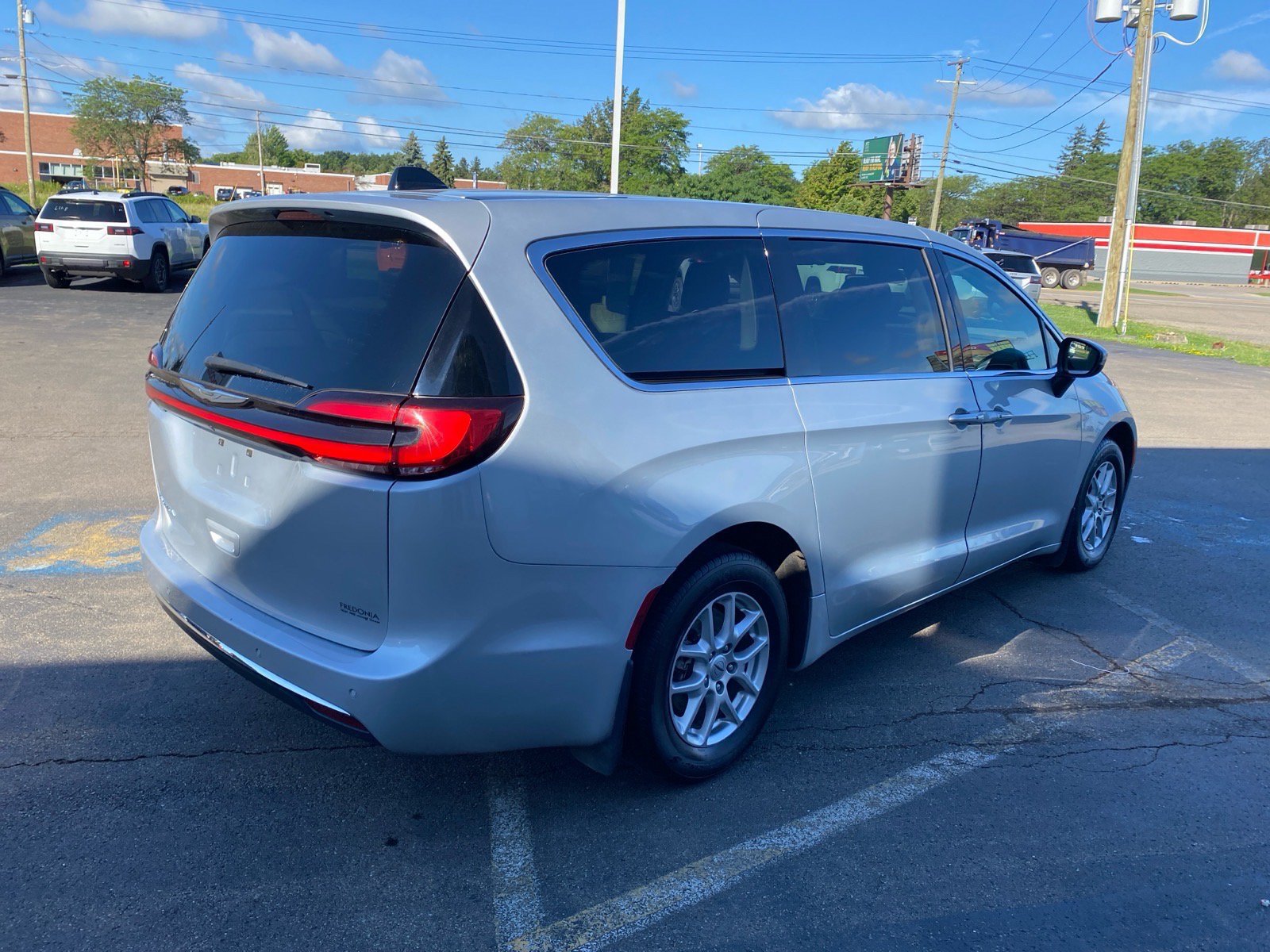 Used 2023 Chrysler Pacifica Touring-L FWD image 5