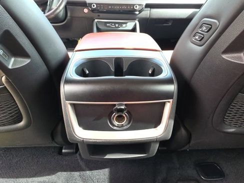 Used 2025 Kia Carnival EX image 24