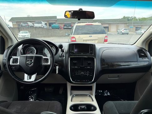 Used 2011 Dodge Grand Caravan Crew w/ Entertainment Group 1 FWD image 14