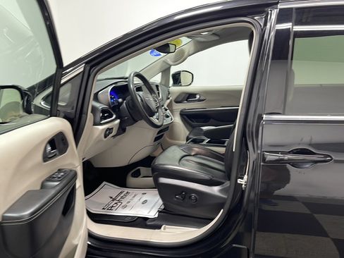 Used 2024 Chrysler Pacifica Touring-L FWD image 2