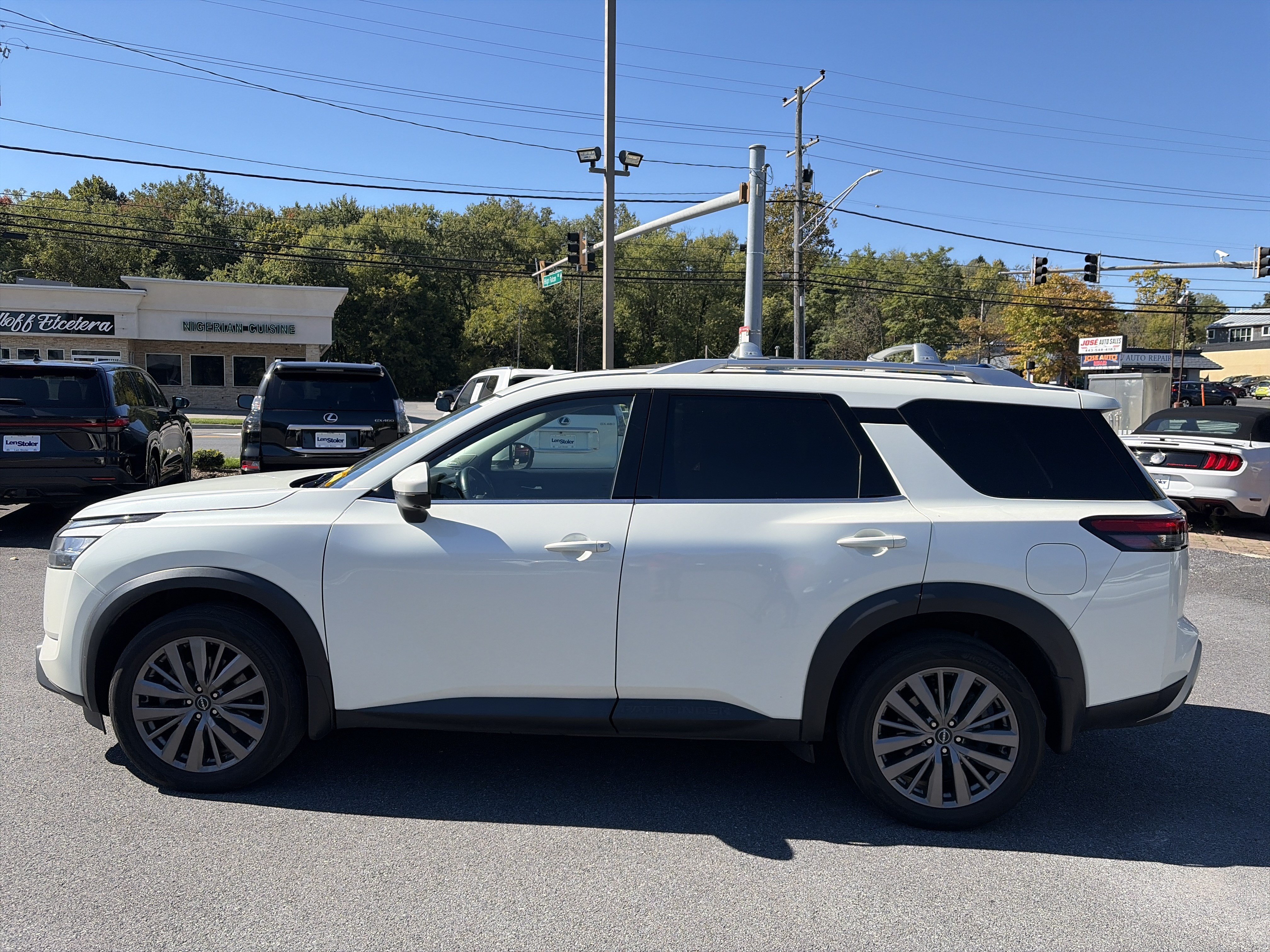 Used 2023 Nissan Pathfinder SL w/ SL Premium Package AWD/4WD image 2