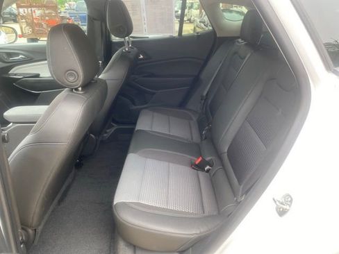 Used 2025 Chevrolet Trax LT w/ LT Convenience Package FWD image 29