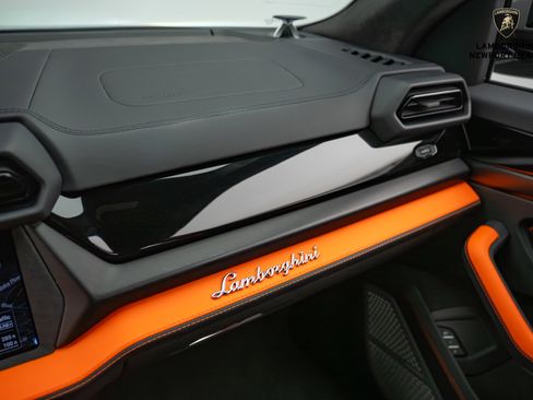 Used 2025 Lamborghini Urus SE image 32