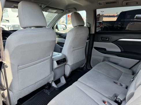 Used 2019 Toyota Highlander LE image 31