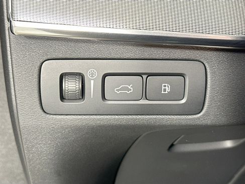 Used 2022 Volvo XC90 T8 R-Design w/ Advanced Package image 10