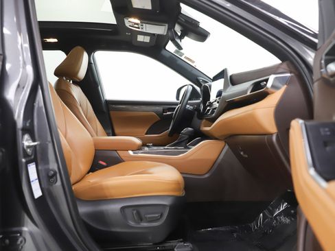 Used 2022 Toyota Highlander Platinum image 11