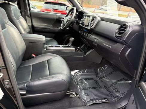 Used 2018 Toyota Tacoma SR image 17