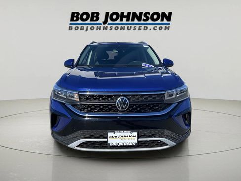 Used 2022 Volkswagen Taos SE w/ Panoramic Sunroof Package image 2