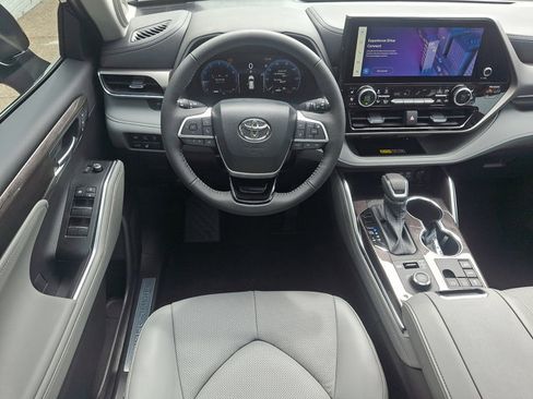 Used 2026 Toyota Highlander Limited AWD/4WD image 11