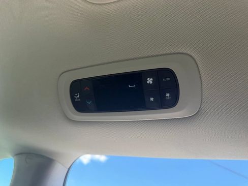 Used 2024 Chrysler Pacifica Touring-L FWD image 34