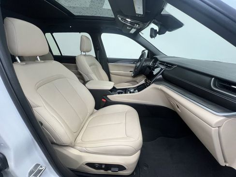 Certified 2024 Jeep Grand Cherokee L Limited w/ Luxury Tech Group II image 11