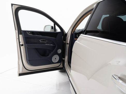 Certified 2025 Bentley Bentayga Extended Wheelbase image 10