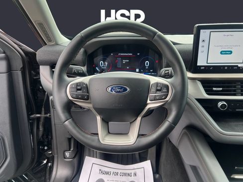 Used 2025 Ford Explorer Active AWD/4WD image 12