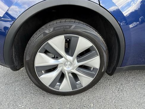 Used 2022 Tesla Model Y Long Range image 9