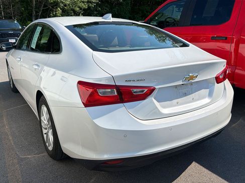 Used 2017 Chevrolet Malibu LT w/ Leather Package FWD image 9
