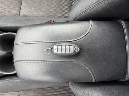 Used 2018 Nissan Rogue SV w/ Premium Package image 35