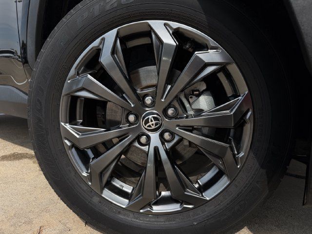 Used 2023 Toyota RAV4 XLE Premium AWD/4WD image 9