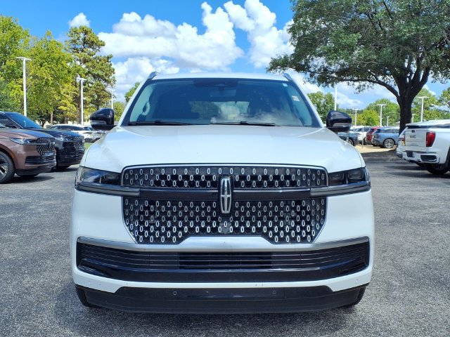 New 2026 Lincoln Navigator Premiere AWD/4WD image 3