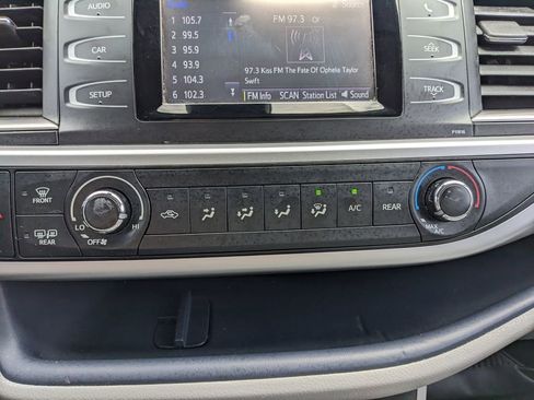 Used 2019 Toyota Highlander LE image 21