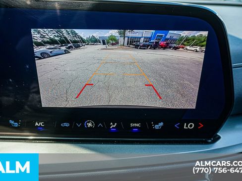 Used 2025 Chevrolet Traverse LT FWD image 40