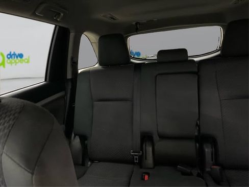 Used 2019 Toyota Highlander LE AWD/4WD image 20