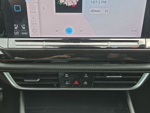 Used 2025 Volkswagen Atlas SE FWD image 21