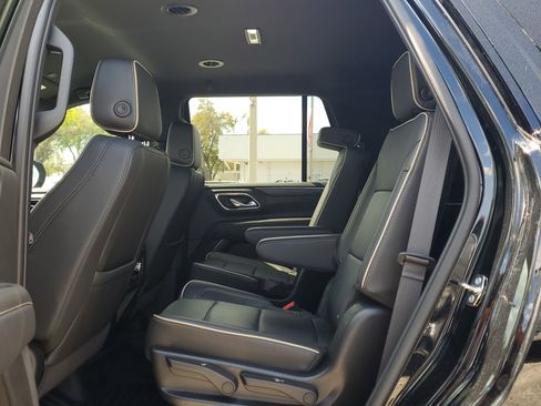 Used 2024 GMC Yukon SLT w/ SLT Luxury Package image 14