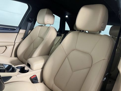 Certified 2025 Porsche Macan image 5